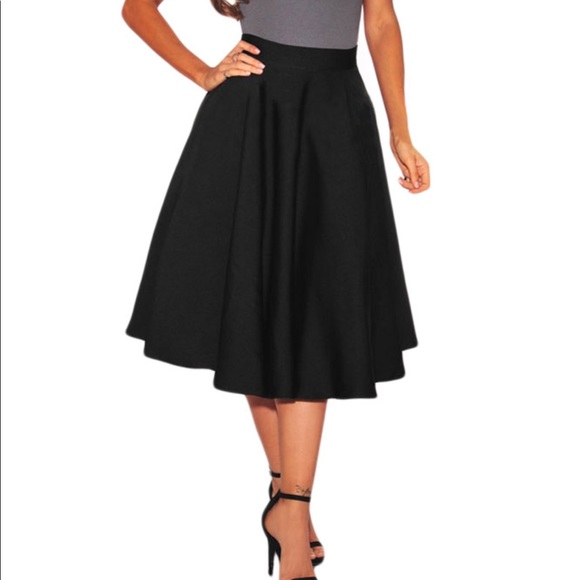 Chicwish Dresses & Skirts - Simple A-Line midi skirt